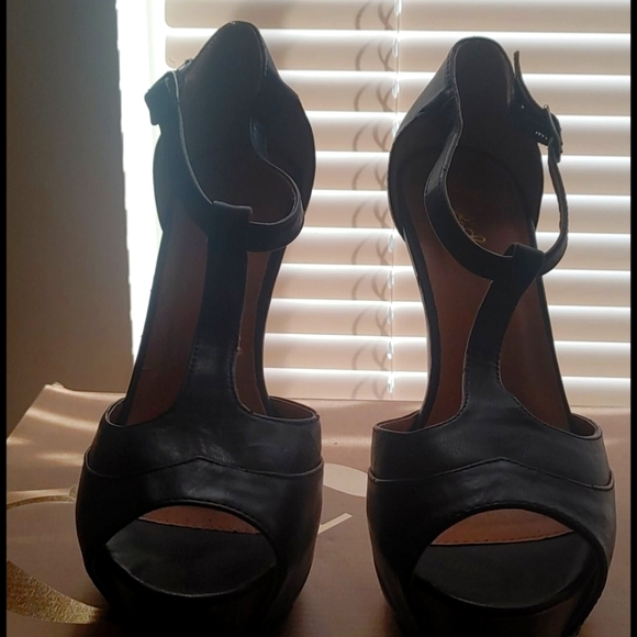 Heels - Picture 1 of 4